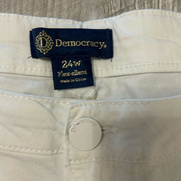 Democracy Women's Flex - Ellent 24W White Cuffed or Uncuffed Capri Denim Pants - Picture 6 of 12